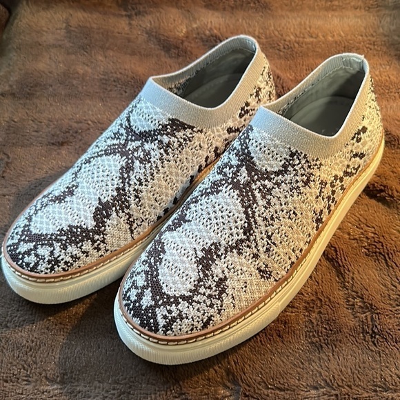 VINCE CAMUTO Keamaua Slip On Sneaker Sz 8 - Picture 1 of 11